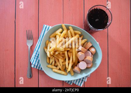 piatto di freccette tagliate con patatine fritte e un bicchiere di soda Foto Stock