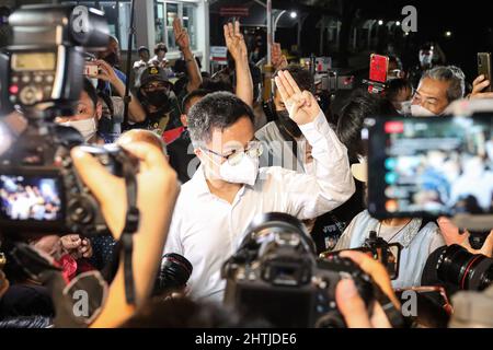 Bangkok, Tailandia. 28th Feb 2022. Arnon Nampa, Avvocato per i diritti umani e leader del Gruppo Ratsadon, è stato rilasciato su cauzione dopo 201 giorni di carcere per una maestà lese. Dal 11 agosto 2021, con la madre di Arnon e i dimostranti in attesa di essere rilasciato di fronte alla prigione di Bangkok Remand. (Credit Image: © Adirach Toumlamoon/Pacific Press via ZUMA Press Wire) Foto Stock