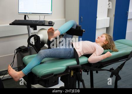 Forza, pressione, & equilibrio ed altre misure di ginocchia, caviglia, equilibrio di pressione del piede ed altre misure di un bambino (modello rilasciato) / ragazza / bambino che è preso a St Mary's University Twickenham, nel laboratorio di Biomechanics. REGNO UNITO (128) Foto Stock