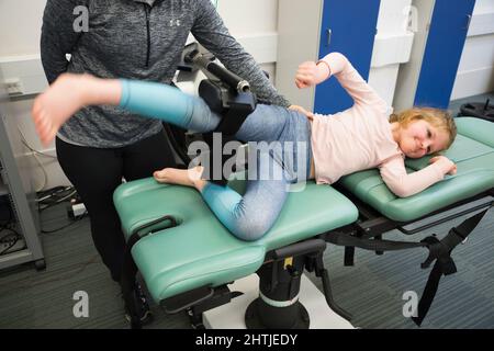 Forza, pressione, & equilibrio ed altre misure di ginocchia, caviglia, equilibrio di pressione del piede ed altre misure di un bambino (modello rilasciato) / ragazza / bambino che è preso a St Mary's University Twickenham, nel laboratorio di Biomechanics. REGNO UNITO (128) Foto Stock