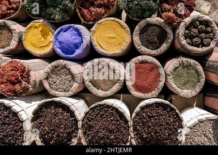 Vista dall'alto abbondanza di spezie aromatiche colorate assortite in sacchi posti sul mercato locale in Egitto il giorno d'estate soleggiato Foto Stock