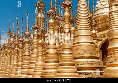 File con abbondanza di vecchie pagode Kakku situato sulla strada di Taunggyi contro cielo nuvoloso in Myanmar il giorno d'estate Foto Stock