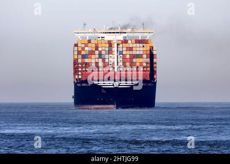 Rotterdam, Paesi Bassi - 2-26-2022: Nave container MSC Amelia prima di entrare nel porto di Rotterdam, visto dal fronte Foto Stock