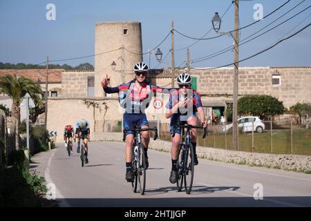 Ciclisti di fronte al mulino Xim, salita a Puig de cura, Randa, Maiorca, Baleari, Spagna Foto Stock