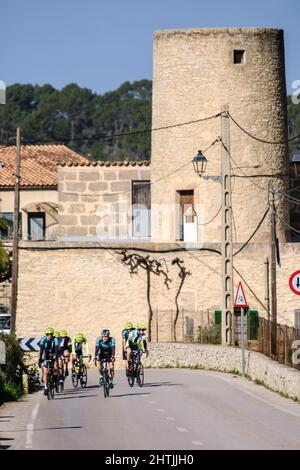 Ciclisti di fronte al mulino Xim, salita a Puig de cura, Randa, Maiorca, Baleari, Spagna Foto Stock