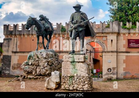 Statua in bronzo di un alpino e il suo mulo di fronte al Museo Pietro Canonica a Villa Borghese, Roma Foto Stock