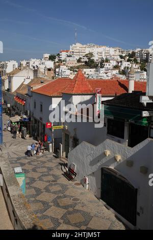 Fußgängerzone ad Albufeira, Algarve, Portogallo Foto Stock