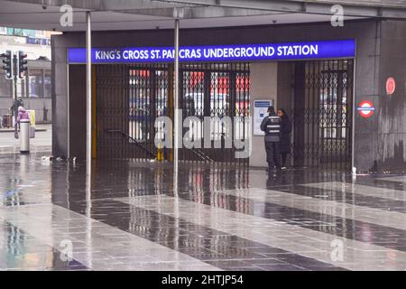 Londra, Regno Unito. 1st marzo 2022. Ingresso chiuso alla stazione della metropolitana di King's Cross St Pancras. I membri dell'Unione ferroviaria, marittima e dei trasporti (RMT) stanno organizzando uno sciopero oggi e giovedì per lavori, condizioni di lavoro e retribuzioni. Credit: Vuk Valcic/Alamy Live News Foto Stock