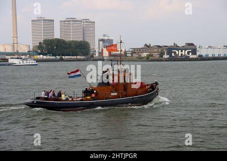 Vecchia nave rimorchiata a Nieuwe Waterweg, nell'ex zona RDM di Heijplaat, nel porto di Rotterdam, nei Paesi Bassi Foto Stock