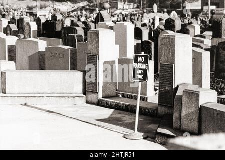 UMORISMO CIMITERO. Un cartello di non parcheggio presso un cimitero ebraico di Linden Hill a Queens, New York City circa 1978. Foto Stock