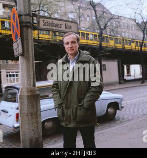 Fritz Pleitgen, giornalista deutscher, ARD Korrespondent a Ost-Berlino, gerente nel 1981. Fritz Pleitten, giornalista tedesco, corrispondente TV ARD a Berlino Est, qui nel 1981. Foto Stock