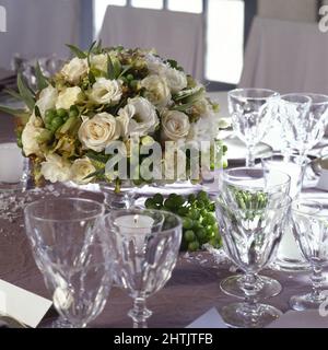Tavolo da nozze festivo con vaso e bouquet di fiori alla moda Foto Stock