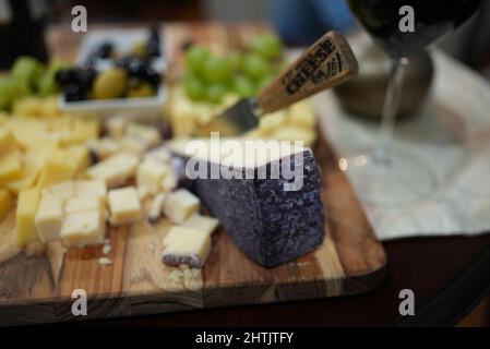 Primo piano dei vari tipi di formaggi posti sul pannello di legno Foto Stock