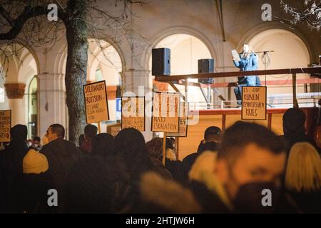 Poster: Solidarietà con le proteste; chi guadagna con la guerra; rifugiati benvenuti invece dell'escalation NATO; non c'è guerra femminista; lunedì 28th febbraio 2022, fino a 700 persone si sono riunite per dimostrare contro la guerra in corso in Ucraina. Plakate: Solidarität mit den Protesten; Wer verdient am Krieg?; Refugees welcome statt NATO Eskalation; es gibt keinen femministischen Krieg; am Montag, dem 28.02.2022 versammelten sich bis zu 700 Menschen auf dem Geschwister-Scholl-Platz in München um gegen den Krieg in Ucraina der zu demoneren. (Foto di Alexander Pohl/Sipa USA) Foto Stock