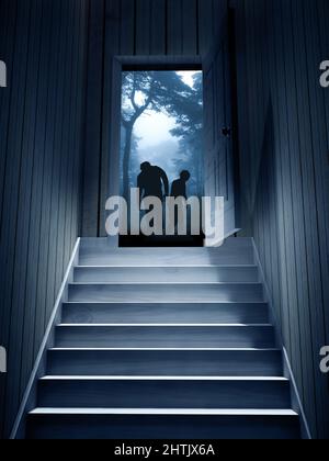 Gradini che conducono da un seminterrato scuro per aprire la porta. Due zombie in un paesaggio misterioso con alberi e cespugli nella foresta di nebbia alla porta. 3d rend Foto Stock