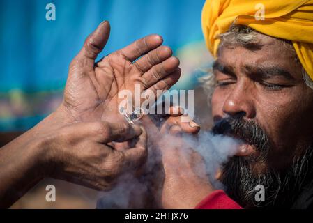 sadhu che fuma chillum