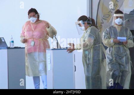 Christchurch, Nuova Zelanda. 28th Feb 2022. Il personale del check-in per i lavoratori critici.un numero enorme di persone che vogliono essere testate a Christchurch stanno accodando in un sito di test vicino all'aeroporto, una coda di oltre 2,5 km che equivale a un tempo di attesa di circa due ore. I casi sono circa 15.000 al giorno, con i casi ribaltati a raddoppiare nella settimana prossima o così. Credit: SOPA Images Limited/Alamy Live News Credit: SOPA Images Limited/Alamy Live News Foto Stock