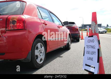 Christchurch, Nuova Zelanda. 28th Feb 2022. Sono state create corsie speciali in modo che il traffico possa ancora accedere alle aree su strade dove si formano lunghe code per i centri di test covid-19.un numero enorme di persone che vogliono essere testate a Christchurch stanno facendo la coda in un sito di test vicino all'aeroporto, Una coda di oltre 2,5 km che equivale ad un tempo di attesa di circa due ore. I casi sono circa 15.000 al giorno, con i casi ribaltati a raddoppiare nella settimana prossima o così. Credit: SOPA Images Limited/Alamy Live News Credit: SOPA Images Limited/Alamy Live News Foto Stock