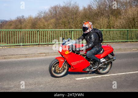 Ducati Supersport SS bicilindrico 2 valvole 90° L a quattro tempi con raffreddamento ad aria e guida a Manchester, Regno Unito Foto Stock