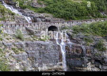Splendida vista su Going-to-the-Sun Road alla luce del giorno Foto Stock
