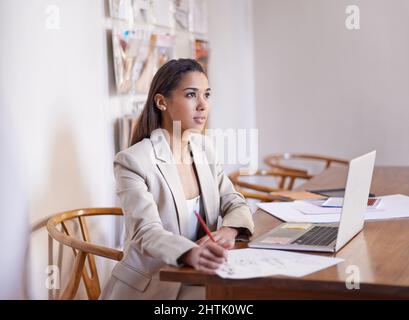 Sognare nuovi stili. Scatto di un giovane fashion designer che lavora su alcuni schizzi. Foto Stock