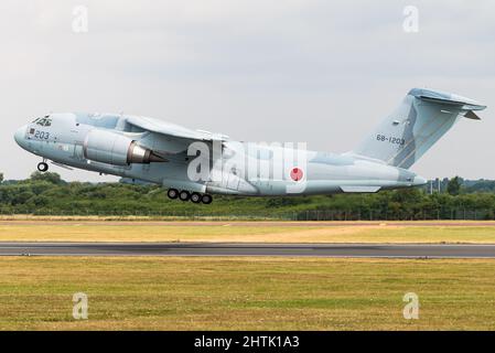 Un Kawasaki C-2 i velivoli militari da trasporto del Giappone Aria forza di autodifesa. Foto Stock