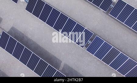 Vista dall'alto del drone aereo dei pannelli solari o del modulo fotovoltaico fotovoltaico nel deserto. Foto Stock