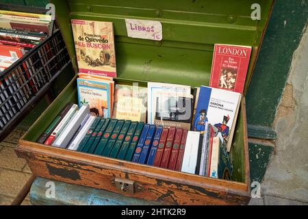 Il Codice Da Vinci ( versione spagnola) da Dan Brown nel vecchio telefono  chiosco in Spagna; convertito in libro exchange/libreria di seconda mano  libri Foto stock - Alamy