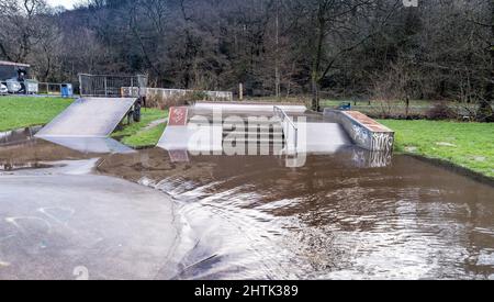 Parco acquatico con pista da pattinaggio e parco ricreativo, non sono ammessi bambini a causa delle condizioni meteorologiche. Vacanze scolastiche, Foto Stock