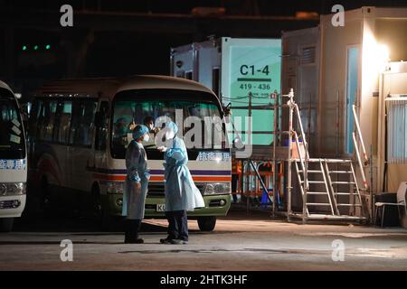 (220301) -- HONG KONG, 1 marzo 2022 (Xinhua) -- i pazienti COVID-19 arrivano in una nuova struttura di isolamento della comunità (CIF) a Tsing Yi, Hong Kong della Cina meridionale, il 1 marzo 2022. Un nuovo CIF ha iniziato ad ammettere il suo primo gruppo di pazienti COVID-19 a Hong Kong martedì. La struttura, situata a Tsing Yi, è aperta al servizio un giorno dopo che la sua costruzione è stata completata entro una sola settimana il lunedì con il supporto della terraferma. Con la sua costruzione iniziata il 22 febbraio, il CIF è il primo nel suo genere completato dalla quinta ondata dell'epidemia COVID-19 iniziata nell'Hong Kon Foto Stock