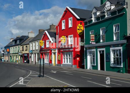 Pub e hotel lungo Strand Street, Dingle, Dingle Peninsula, County Kerry, Irlanda Foto Stock