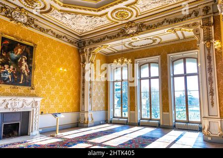 Interno di bianco, oro e giallo in stile francese rococò revival Dining Room in Wrest House, Wrest Park, Bedfordshire, Regno Unito Foto Stock