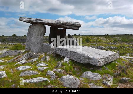 Poulnabrone Dolmen tomba megalitica (2500BC), Ballyvaughan, il Burren, County Clare, Irlanda Foto Stock