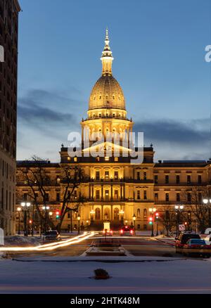 Edificio del campidoglio del Michigan all'ora blu Foto Stock