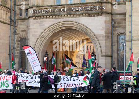 Protesta contro il trattamento del direttore della Whitworth Art Gallery Alistair Hudson di fronte al Whitworth `Building, University of Manchester, Oxford Road. Foto Stock