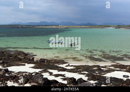Spiaggia appartata con montagne del Parco Nazionale di Connemera in lontananza, vicino a Cashel, County Galway, Irlanda Foto Stock