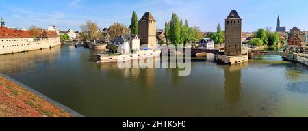 L'ingresso ai canali Ill tra la diga di Vauban e i ponti coperti a Strasburgo. Foto Stock