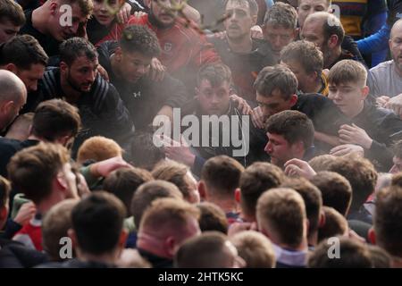 I giocatori partecipano alla Royal Shrovetide Football Match di Ashbourne, Derbyshire, che si svolge in città dal 12th secolo. Data foto: Martedì 1 marzo 2022. Foto Stock