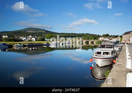 Vista sul fiume Barrow fino a Tinnahinch con ponte ad arco in pietra e Brandon Hill, Graiguenamanagh, County Kilkenny, Irlanda Foto Stock