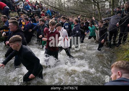 I giocatori partecipano alla Royal Shrovetide Football Match di Ashbourne, Derbyshire, che si svolge in città dal 12th secolo. Data foto: Martedì 1 marzo 2022. Foto Stock