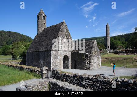 Chiesa di San Kevin e Torre rotonda, Glendalough, Contea di Wicklow, Irlanda Foto Stock
