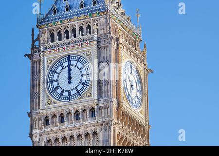 Al Houses of Parliament, Londra, l'iconico orologio Big ben, dopo la ristrutturazione, mostra alle 12:00 del 23 febbraio 2022, il giorno in cui si riavvia. Foto Stock
