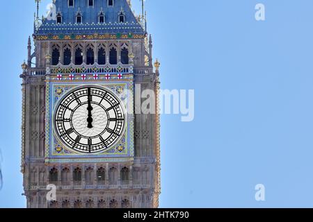 Al Houses of Parliament, Londra, l'iconico orologio Big ben, dopo la ristrutturazione, mostra alle 12:00 del 23 febbraio 2022, il giorno in cui si riavvia. Foto Stock