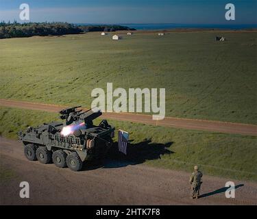 Grafenwoehr, Germania. 07 Ottobre 2021. Soldati dell'esercito degli Stati Uniti, lanciano un missile Stinger dal nuovo sistema Stryker A1 M-SHORAD alla gamma Bundeswehr, 7 ottobre 2021 a Grafenwoehr, Germania. Credit: Major Robert Fellingham/United States Army/Alamy Live News Foto Stock