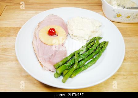 Deliziosa cena al Ham con purè di patate e asparagi freschi al vapore Foto Stock