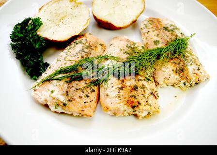 Cena al salmone con peperoncino, prezzemolo, aglio e aneto fresco Foto Stock