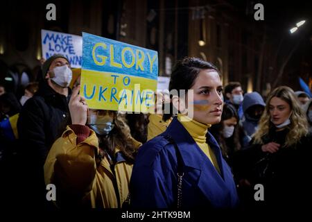 28 febbraio 2022, Georgia: A Tbilisi, i manifestanti si trovano di fronte al Parlamento della Georgia il 5th giorno di proteste contro l'invasione russa dell'Ucraina. (Credit Image: © Aurelien Foucault/ZUMA Press Wire) Foto Stock