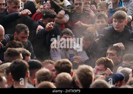 I giocatori partecipano alla Royal Shrovetide Football Match di Ashbourne, Derbyshire, che si svolge in città dal 12th secolo. Data foto: Martedì 1 marzo 2022. Foto Stock