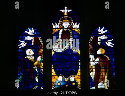 Southwark Cattedrale Londra Inghilterra vetrata di Cristo in Maestà con la Vergine Maria e San Giovanni Evangelista, Gesù Cristo siede abo Foto Stock