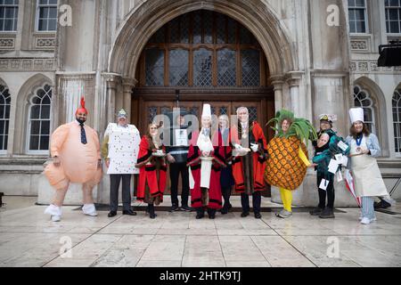 Londra, Regno Unito. 1st marzo 2022. Inter-livrea Pancake Race partecipanti in abito elegante e Aldermen al cantiere di Guildhall Martedì Shrove. Anche se la corsa, organizzata dalla Compagnia Worshipful di Poulters, è stata chiamata fuori a causa della pioggia, le società di livrea ancora raccolto fondi per la Carità del Sindaco del Signore. Credit: Andy Sillett/Alamy Live News Foto Stock